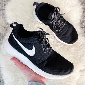 NIKE Roshe One Women’s Sneakers